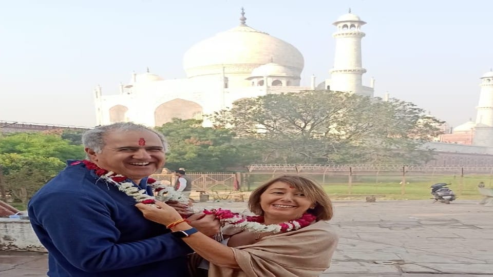 Foreign couple got married in temple near the Taj Mahal on his 30th wedding anniversary