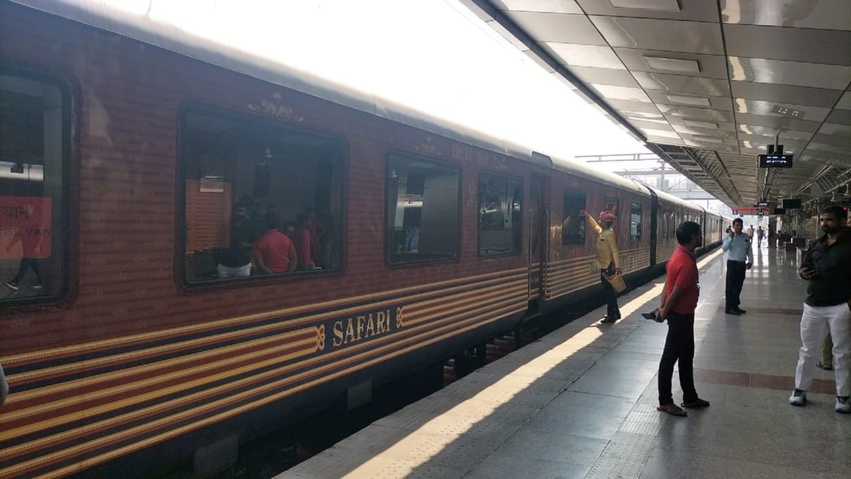 Maharaja Express train reached Varanasi after two and a half years Grand welcome by playing shehnai