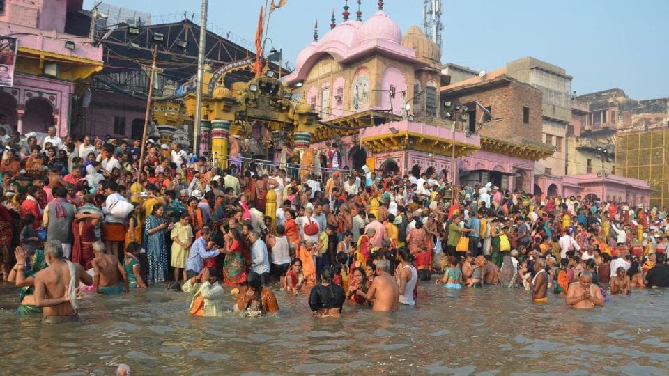 huge devotees took holy bath in Yamuna on Yama Dwitiya in Mathura