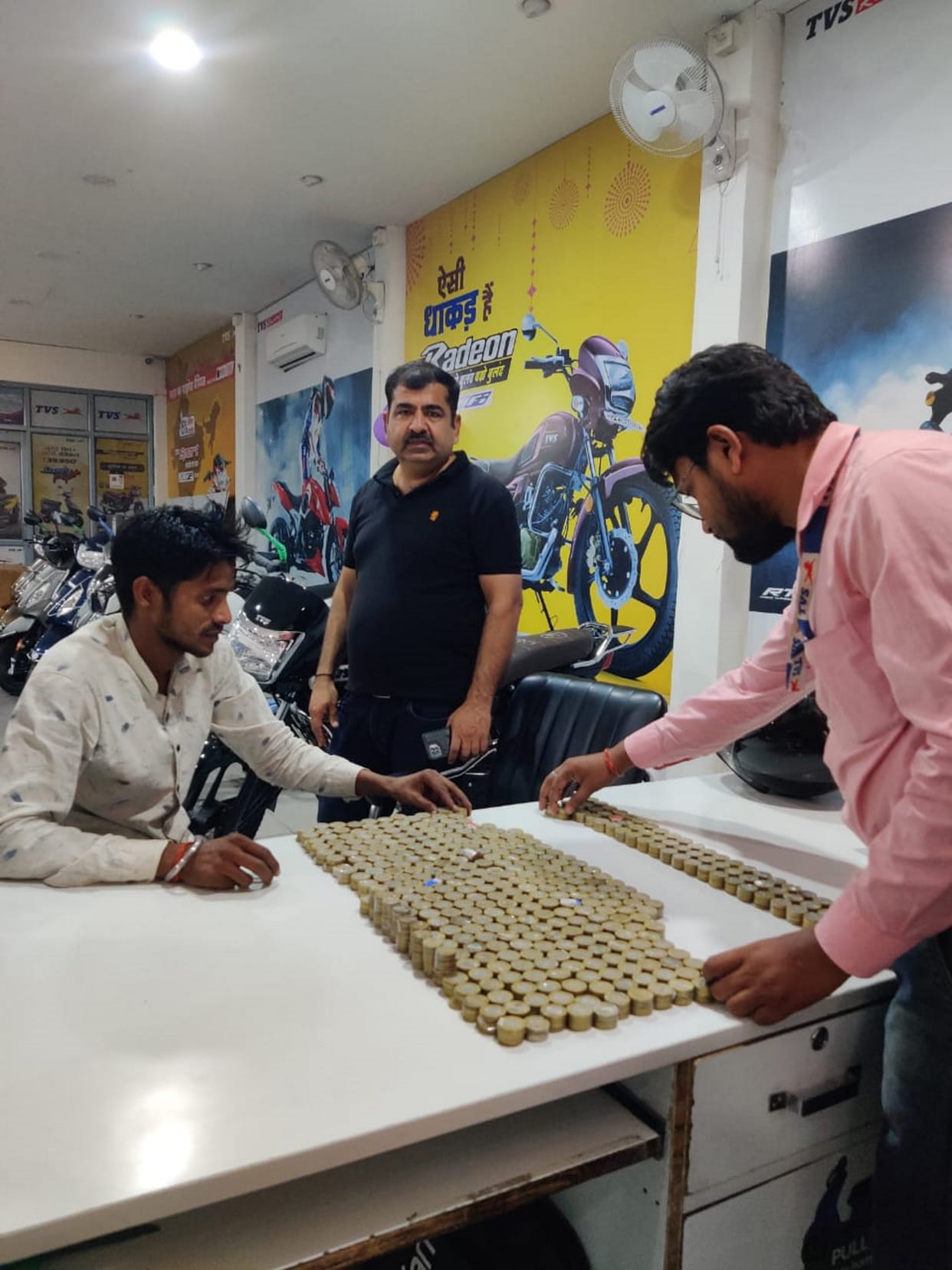 Youth arrived to buy scooty with chiller of 56 thousand rupees in Rudrapur Dhanteras Uttarakhand news in hindi