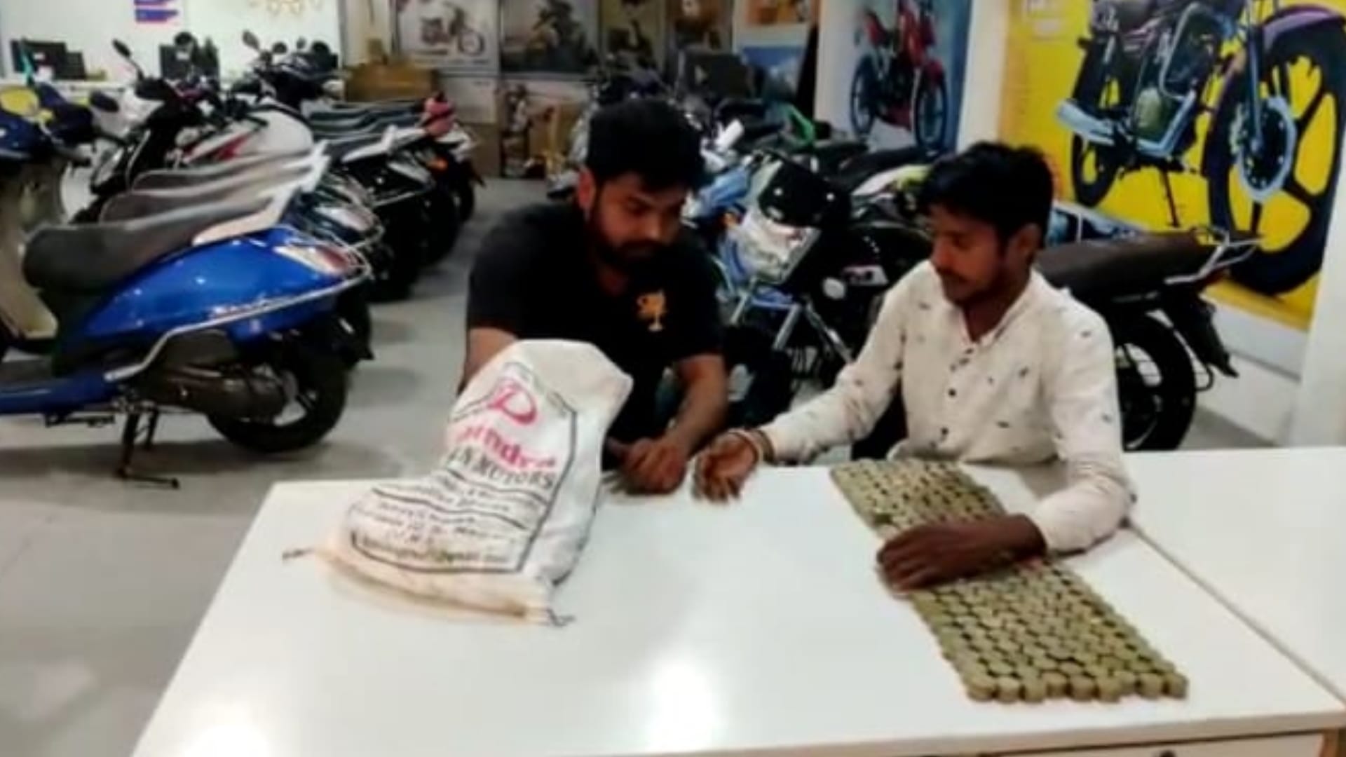 Youth arrived to buy scooty with chiller of 56 thousand rupees in Rudrapur Dhanteras Uttarakhand news in hindi