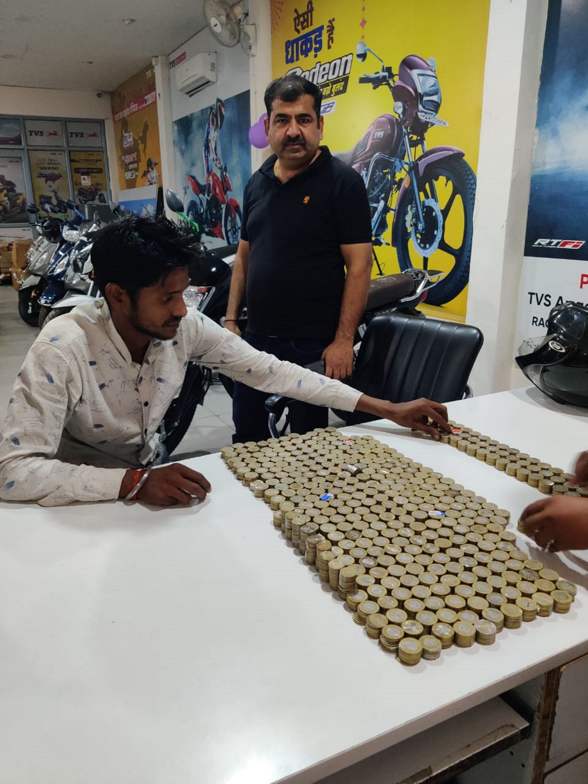 Youth arrived to buy scooty with chiller of 56 thousand rupees in Rudrapur Dhanteras Uttarakhand news in hindi
