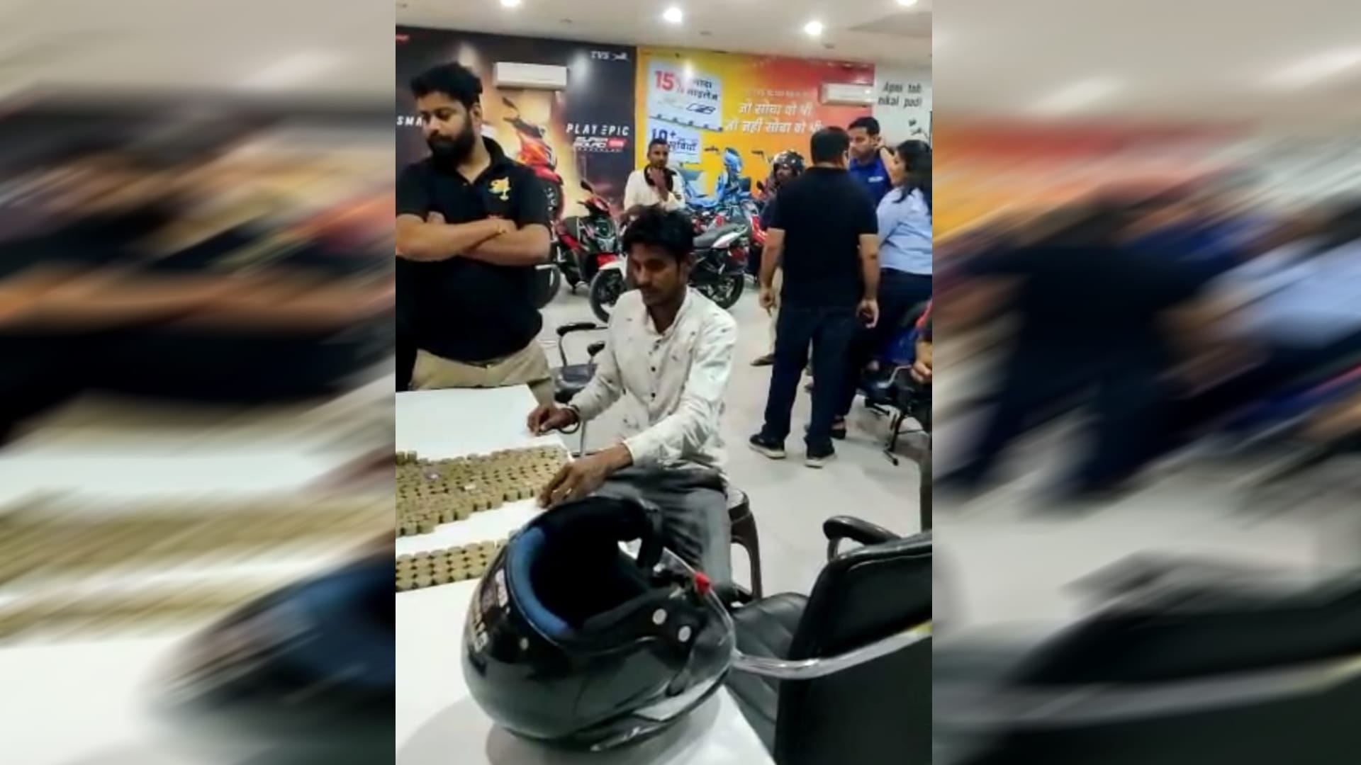 Youth arrived to buy scooty with chiller of 56 thousand rupees in Rudrapur Dhanteras Uttarakhand news in hindi