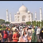 ताजमहल के दीदार को पहुंचे पर्यटक