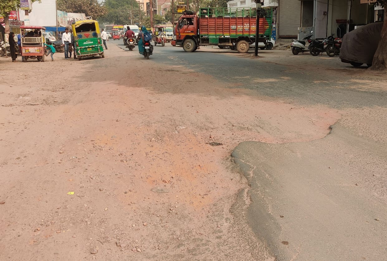 Etah: The potholes in the roads could not be repaired, people were hesitant to eat