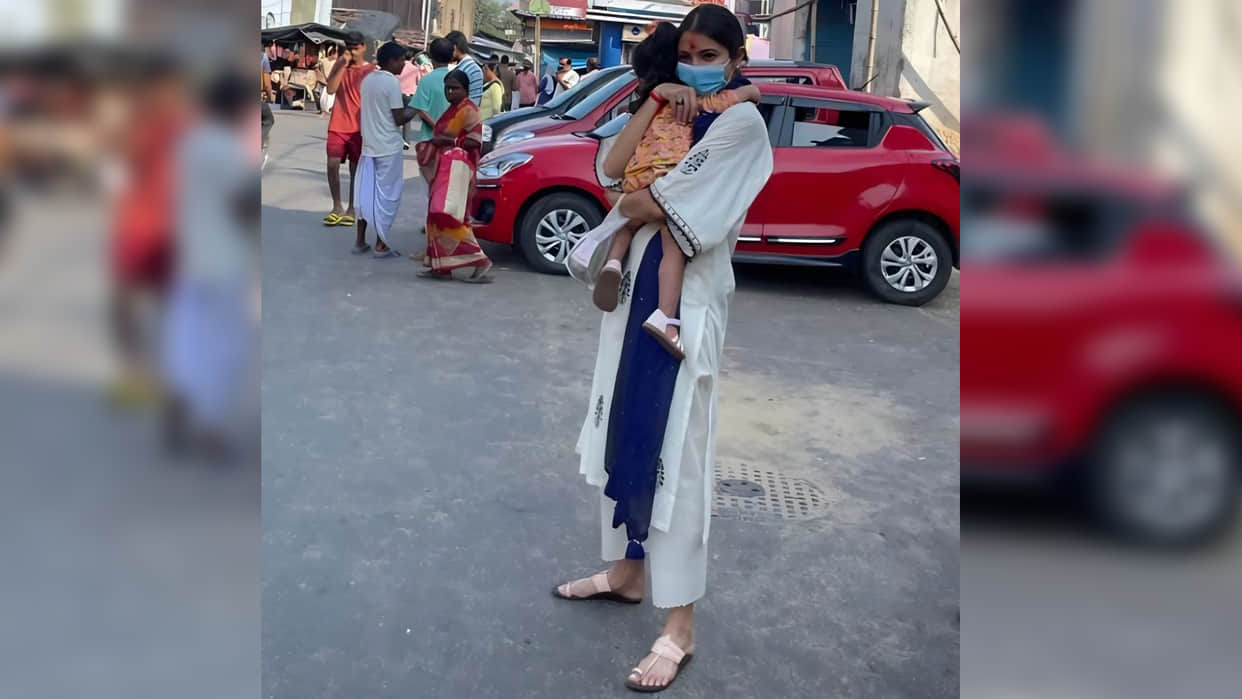 Chakda Xpress Actress Anushka Sharma share photos from Kolkata kalighat temple with daughter Vamika Kohli