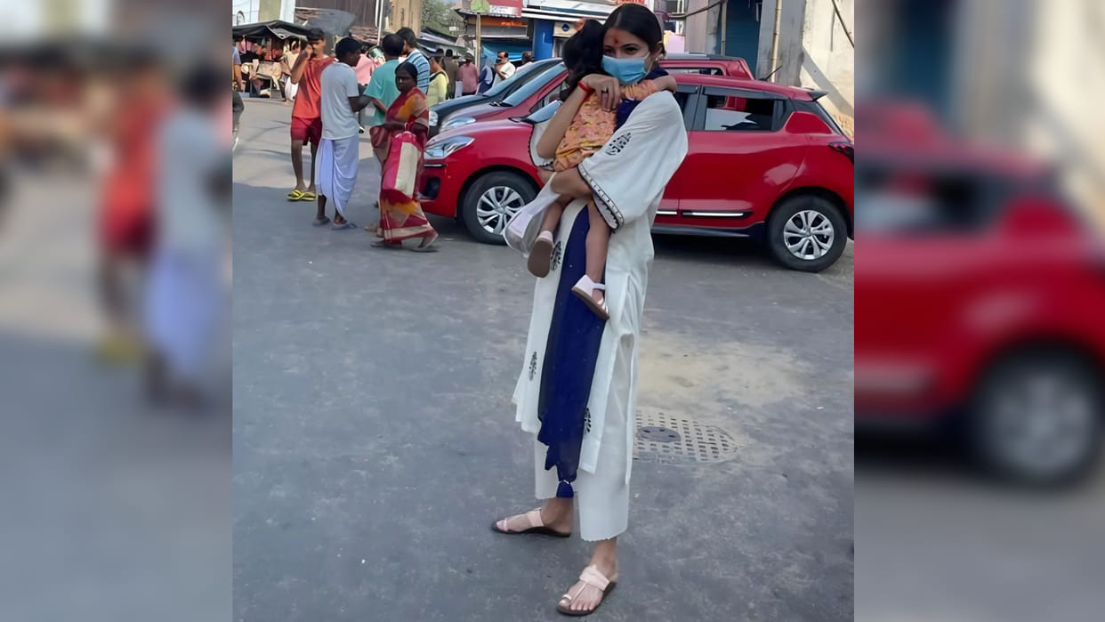 Chakda Xpress Actress Anushka Sharma share photos from Kolkata kalighat temple with daughter Vamika Kohli