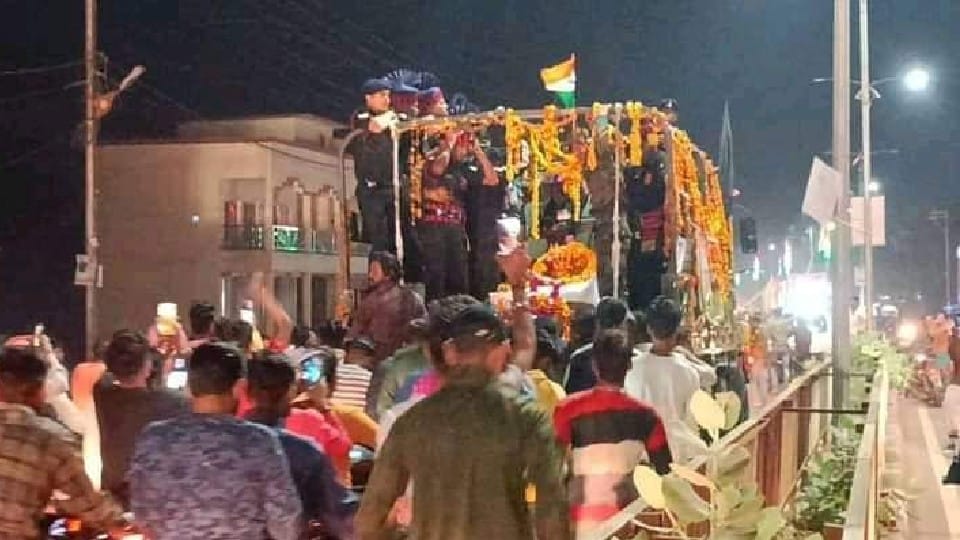 People gathered to pay tribute to Amar Sharma Martyred In Ladakh Died Of Heart Attack