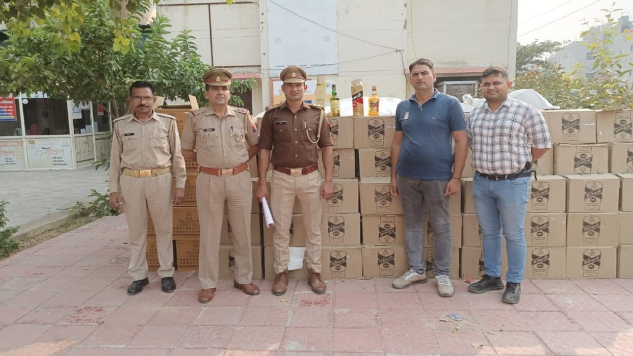 Ghaziabad: Illegal liquor worth 54 lakhs coming from Punjab caught in Gujarat truck, driver absconding