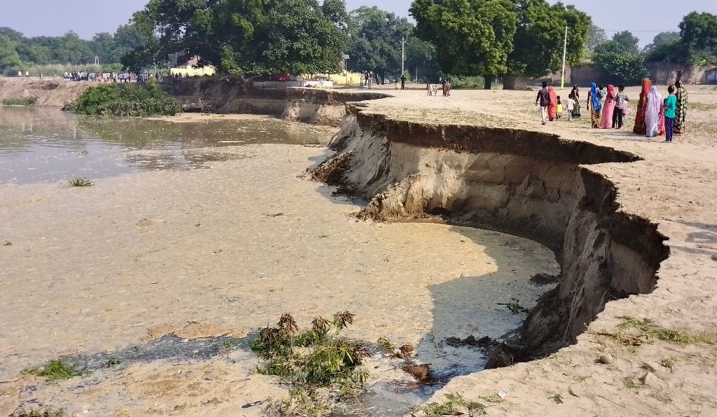 devastation caused by descending stream of Ganga in Karthik ballia panic among coastal villagers