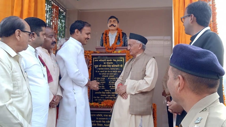 Maharashtra Governor unveils the statue of Shaheed Mahavir Singh Rathore in Etah