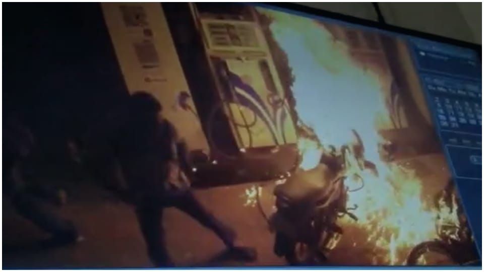 Suddenly bike caught fire while filling petrol in nagaur