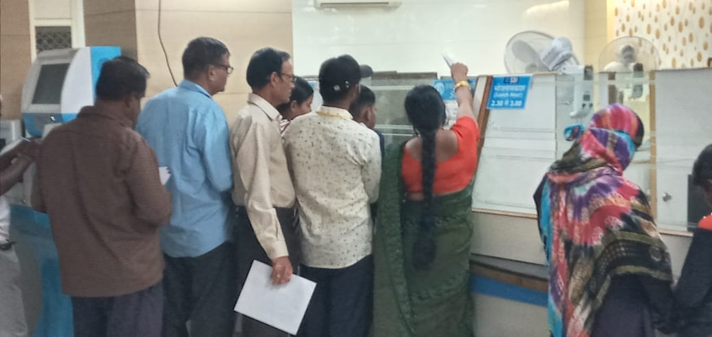 After two days, when the bank opened, there was a crowd throughout the day