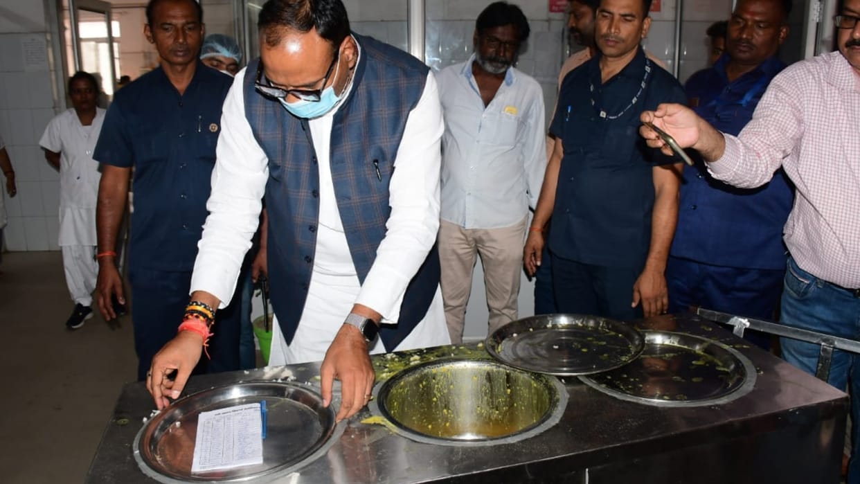 Deputy CM Brajesh Pathak visits district hospital in Barabanki.