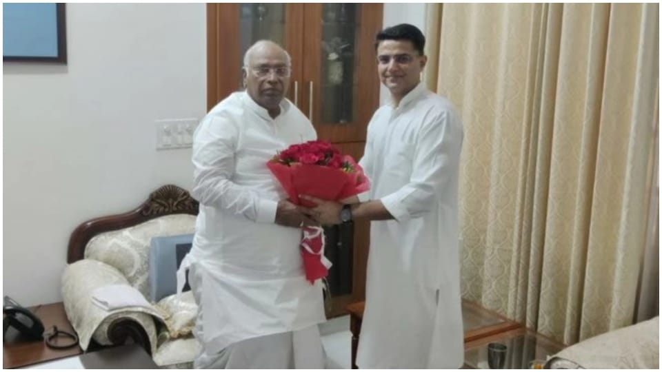 Congress President Kharge and Pilot meeting Gujarat elections