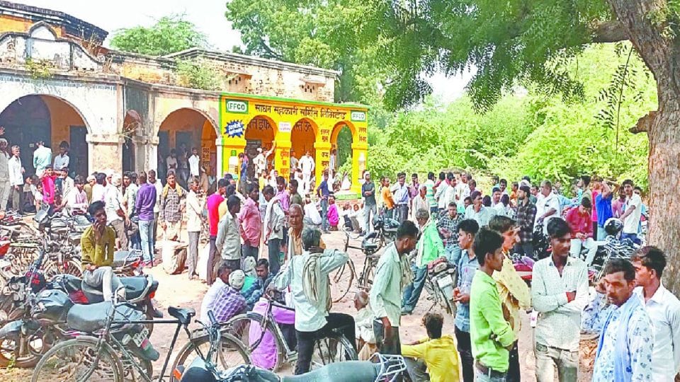 farmers facing trouble for DAP fertilizer on cooperatives in firozabad