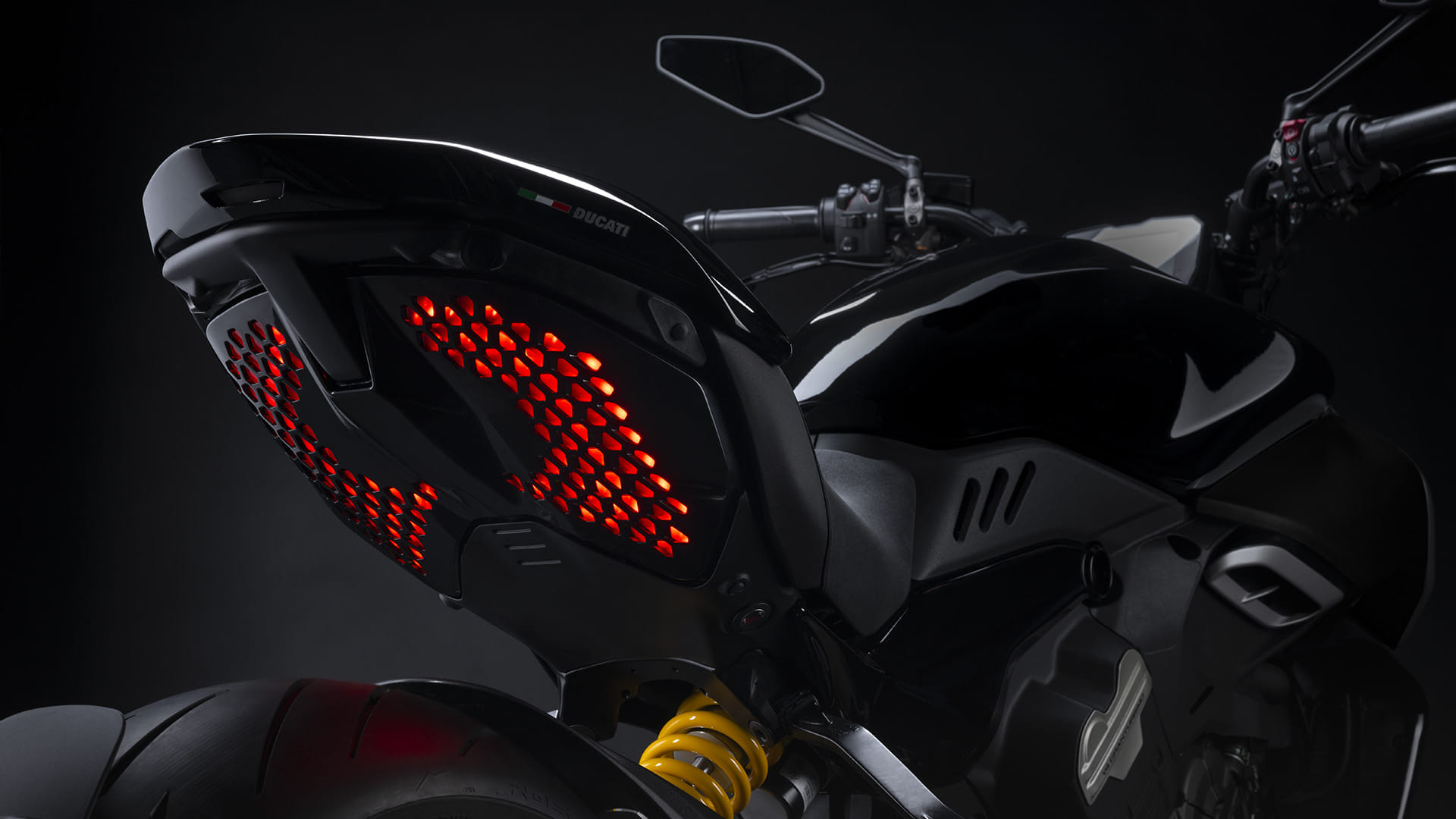 Ducati Unveils power cruiser Ducati Diavel V4 Know Engine Specs Features News in Hindi