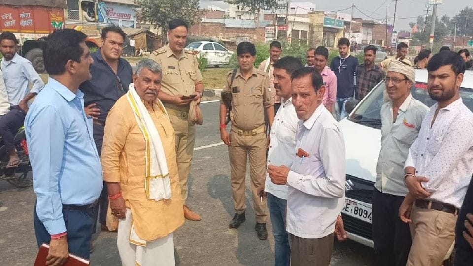 Farmers created ruckus for selling duplicate fertilizers in fatehpur sikri agra