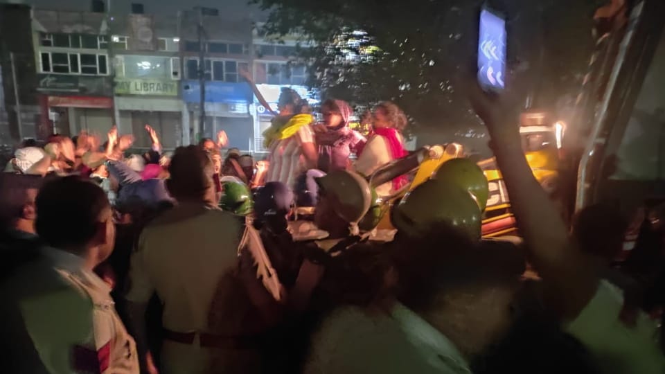 Conflict between sanitation workers and policemen over garbage collection in hisar