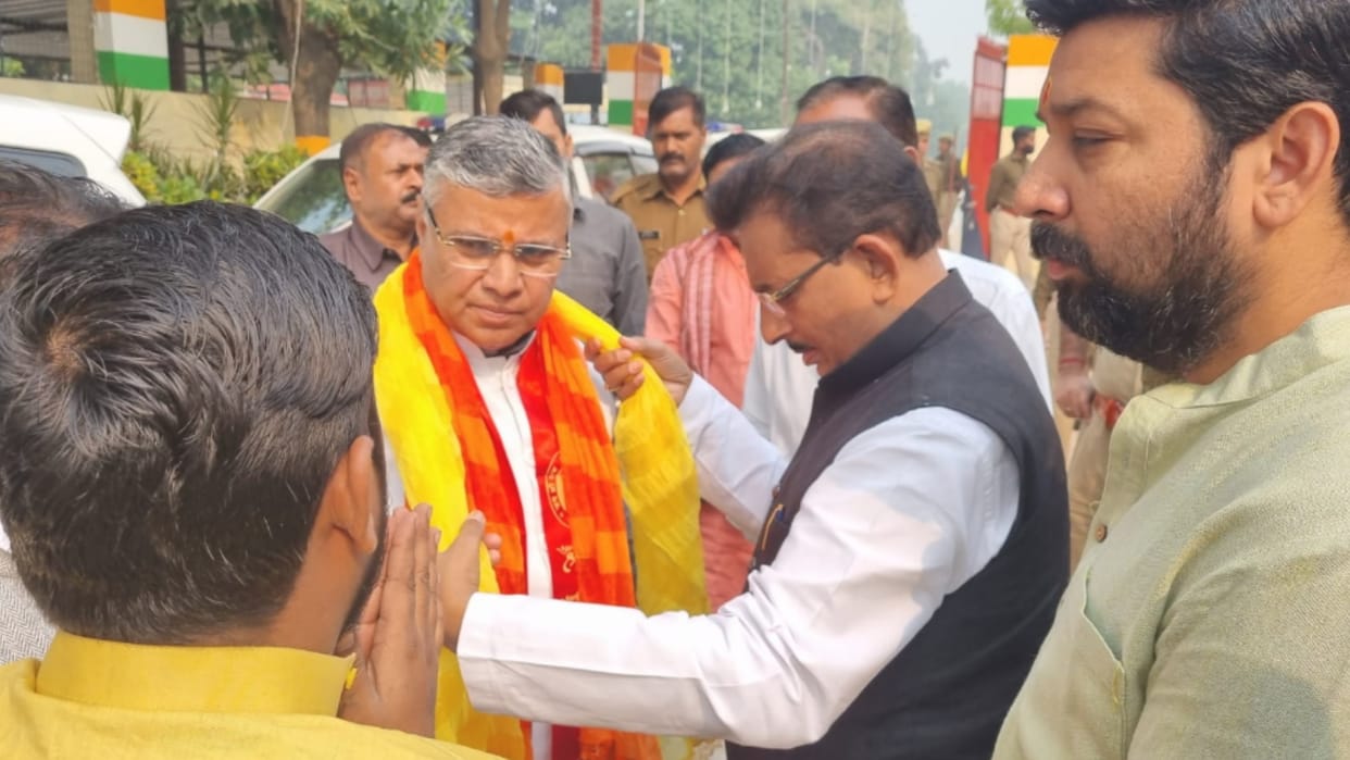 Meerut: Jail Minister Dharampal Prajapati celebrated the girl's birthday in the district jail