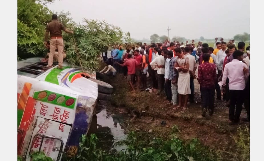 25 passengers injured after private bus overturned in Khanti in Banda
