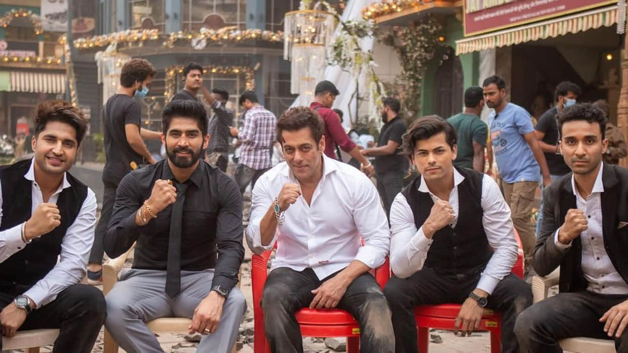 Kisi Ka Bhai Kisi Ki Jaan: Salman Khan Welcomes Boxing champion Vijender Singh on board, share photo from set