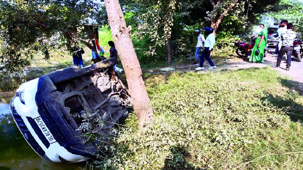 After beating the student, the car of the youths running away overturned, the villagers caught