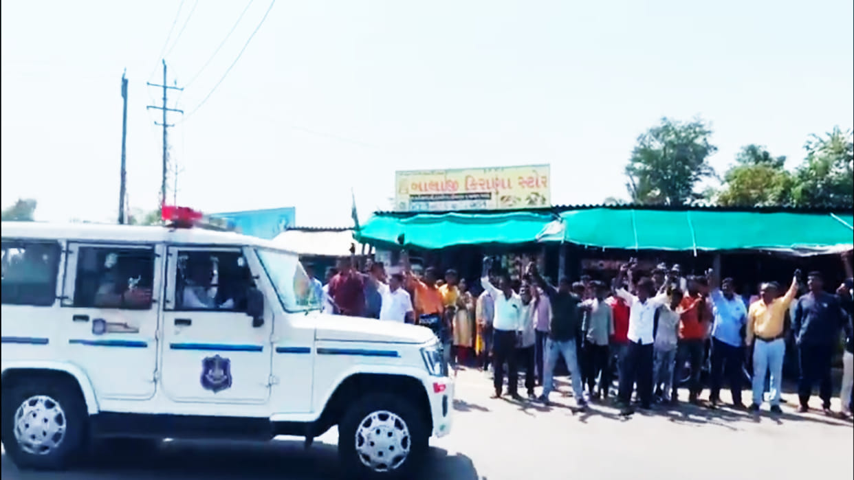 Kejriwal Mann greeted with black flags chants of Modi in Gujarats Navsari Delhi CM calls protesters his brothe