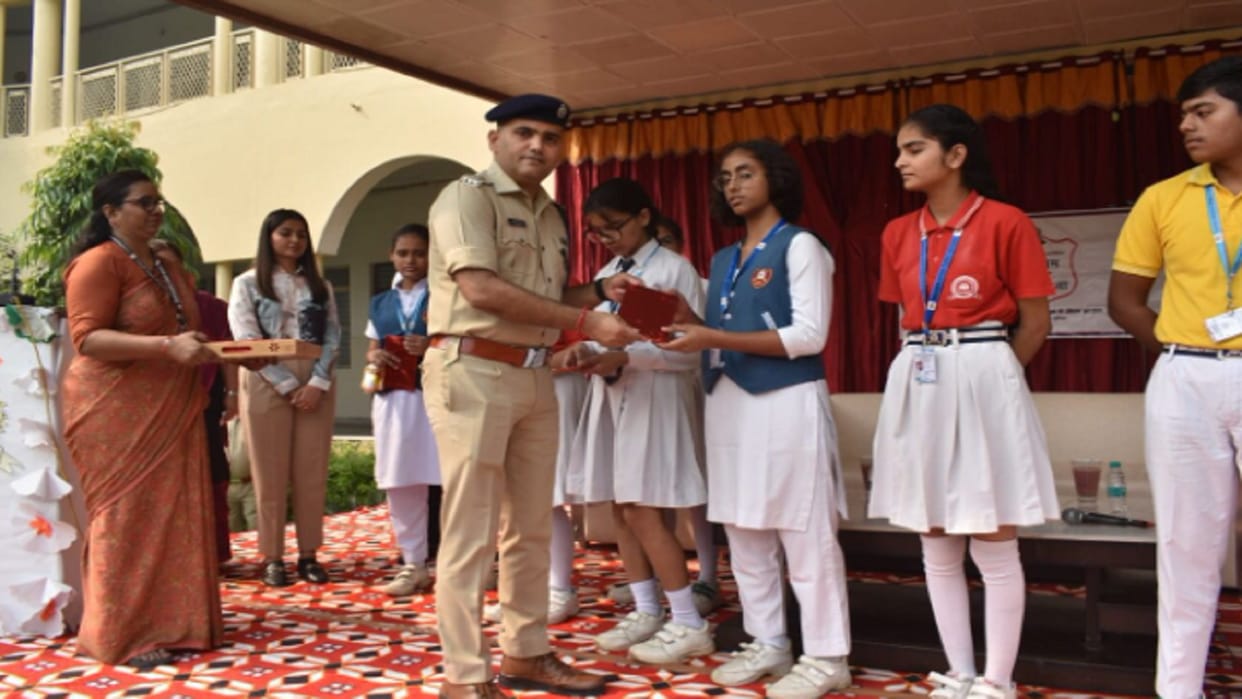 Aprajita 100 Million Smiles: SP Neeraj Kumar has suggestion to students in Police ki Pathshala