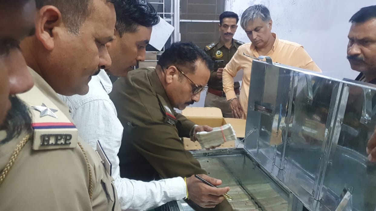 2 crore cash recovered from luxury car on Punjab-Himachal border