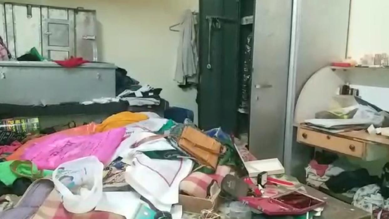 Theft of jewelery and cash worth about 10 lakhs by breaking the lock of a deserted house