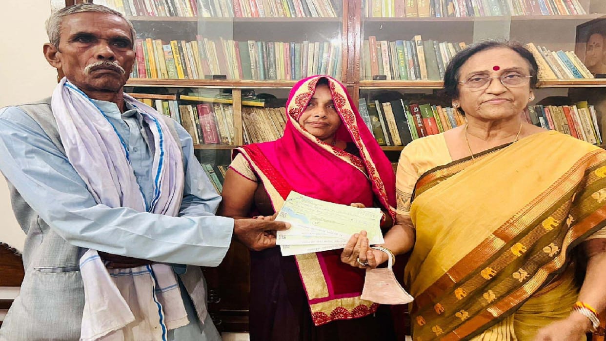 Recommending Amit Shah MP Rita gave a check of nine lakhs to the relatives of the deceased