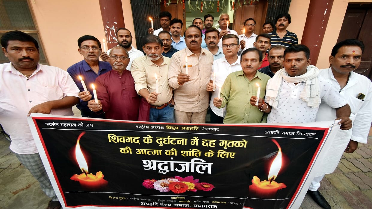 Agrahari Samaj paid tribute to the departed by taking out a candle procession
