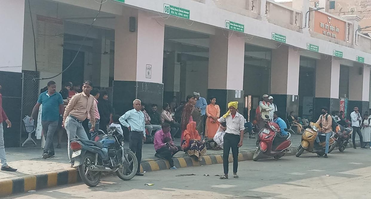After the festival, there was a crowd in the roadways buses and trains