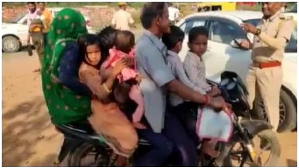 Viral video seven people going on bike police caught in dholpur