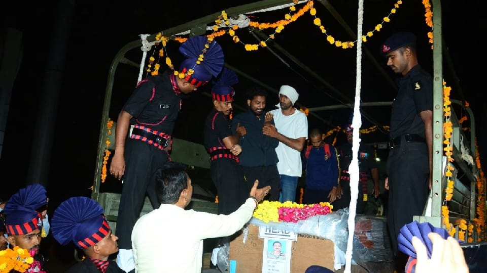 People gathered to pay tribute to Amar Sharma Martyred In Ladakh Died Of Heart Attack