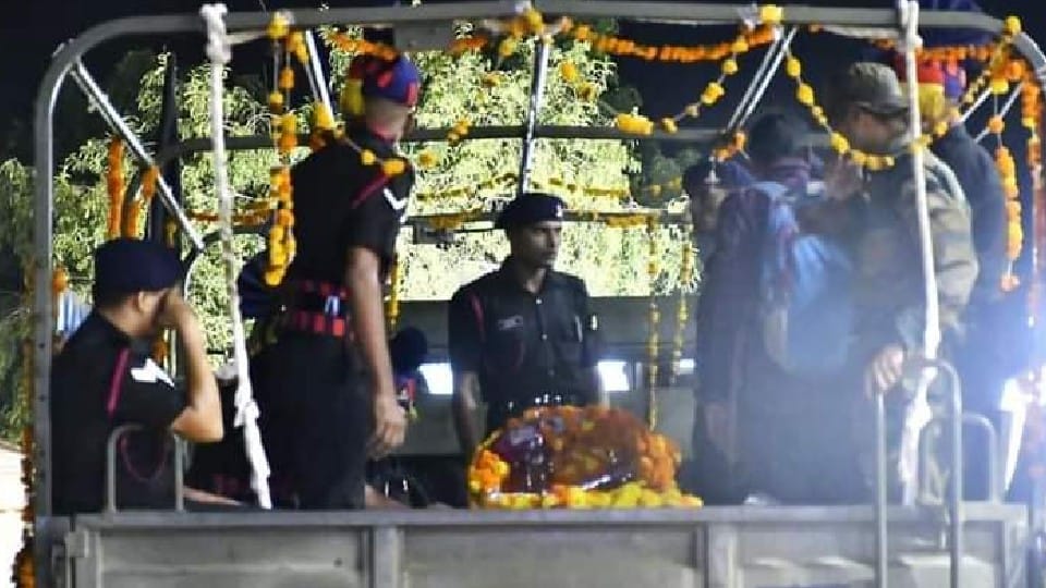 People gathered to pay tribute to Amar Sharma Martyred In Ladakh Died Of Heart Attack