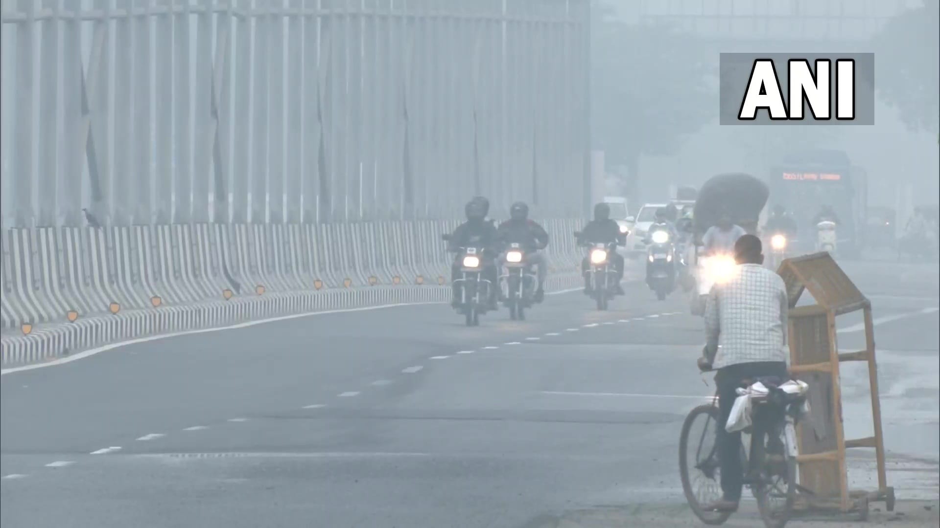 Delhi NCR AQI Today Delhi Air Quality Index Crossed 350 and AQI at 400 in Noida News in Hindi