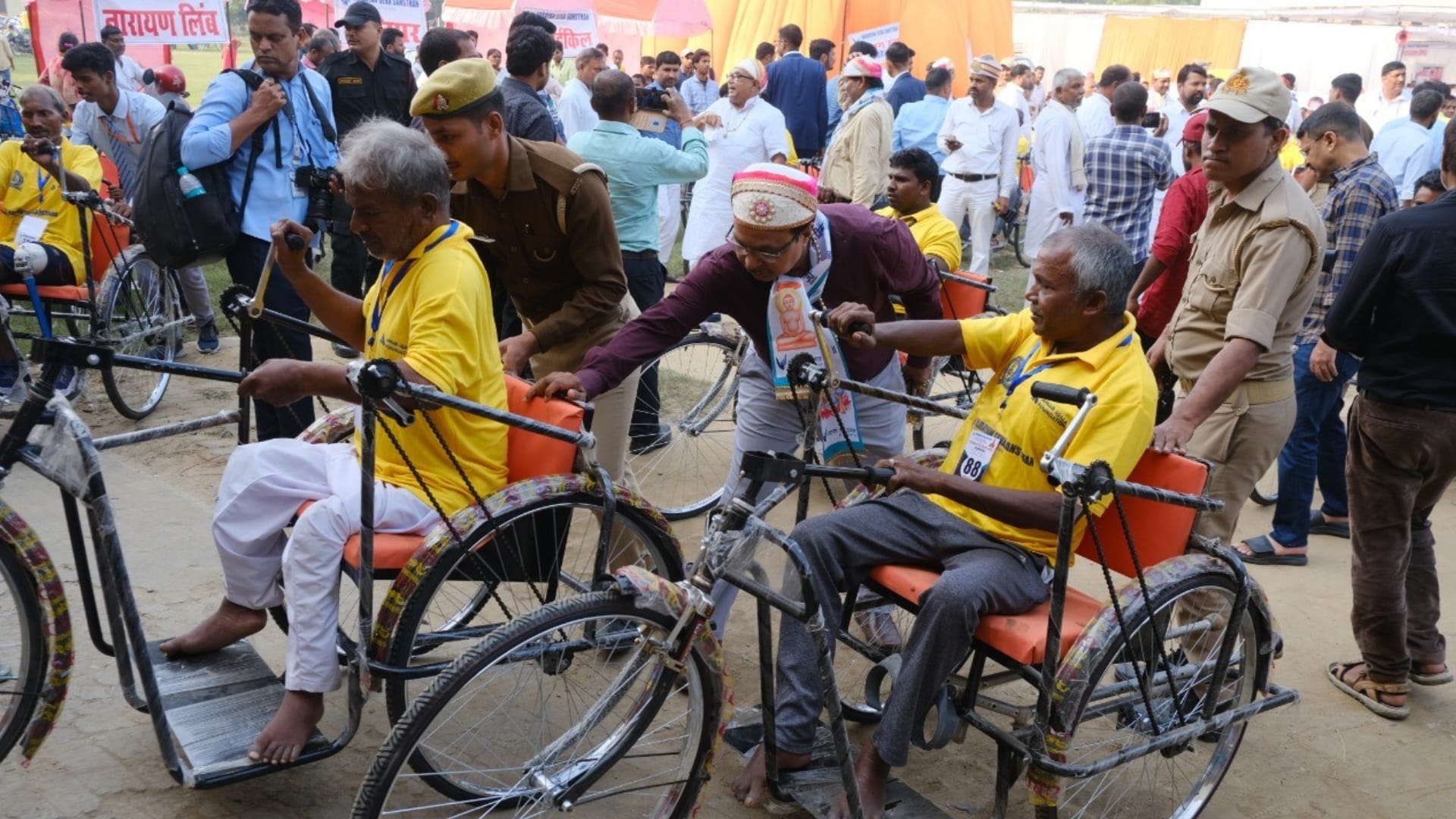 Divyangjan got free accessories in Gorakhpur by amar ujala campaign