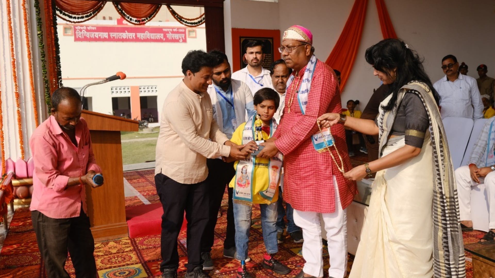 Divyangjan got free accessories in Gorakhpur by amar ujala campaign