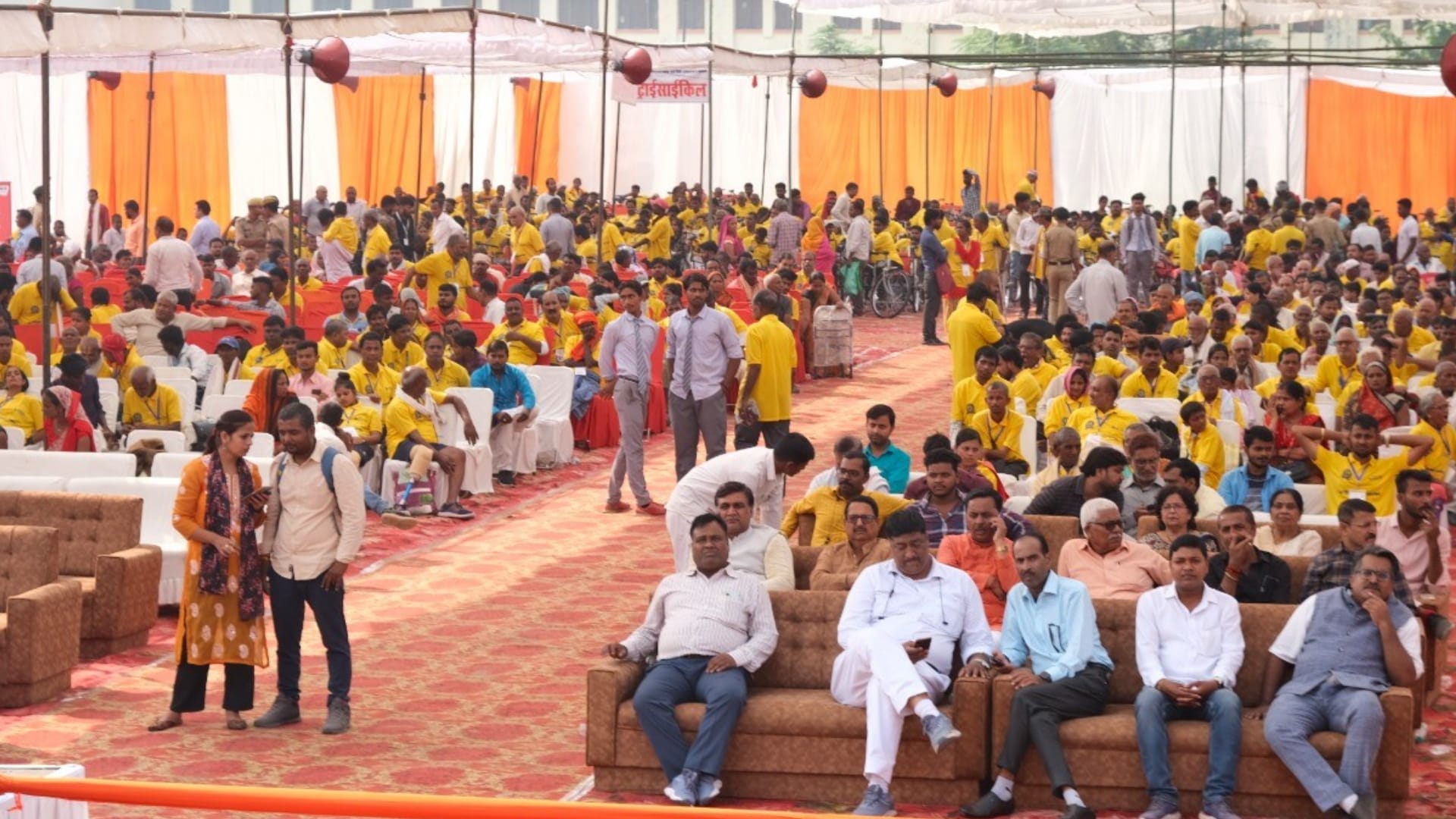 Divyangjan got free accessories in Gorakhpur by amar ujala campaign