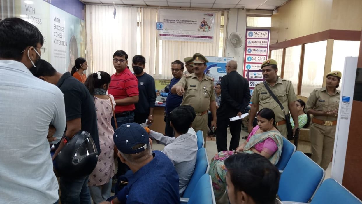 Police interrogated 1143 suspects in 255 banks in varanasi saw condition of CCTV  and emergency alarms