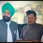 मंत्री फौजा सिंह सरारी को सम्मानित करते डेरा प्रेमी।