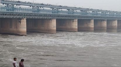 Pollution is increasing due to the fall of dirty water of factories in Yamuna river