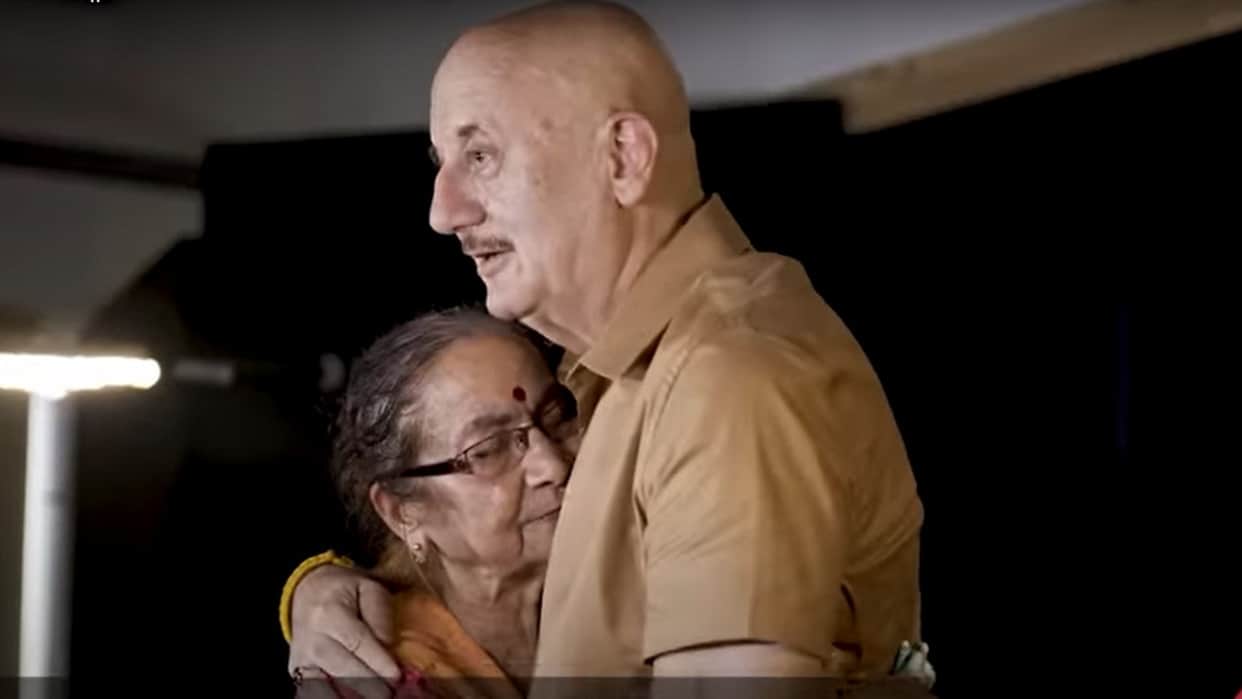 anupam kher mother get emotional crying after actor promises her to will buy 2bhk house in kashmir