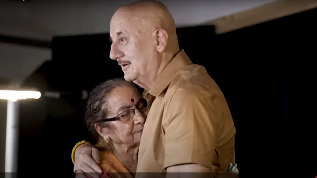 anupam kher mother get emotional crying after actor promises her to will buy 2bhk house in kashmir