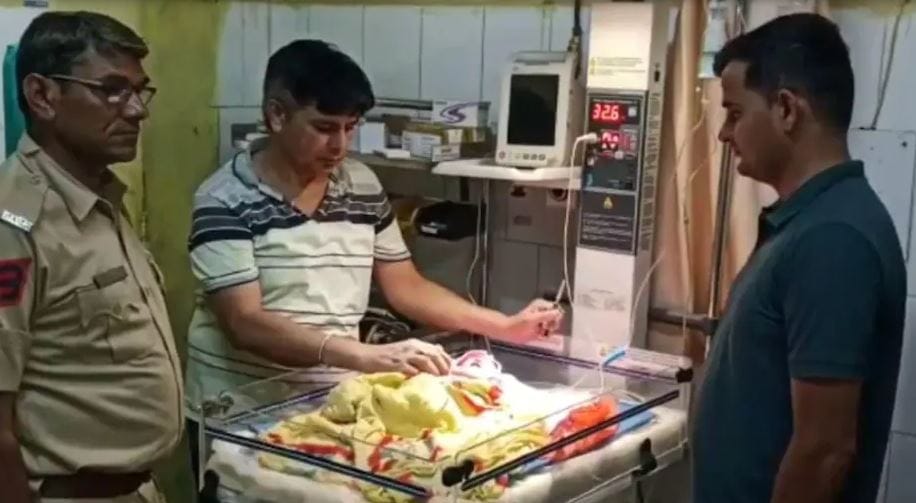 Minor girl became pregnant gives birth to baby girl midway throws on road in Barmer