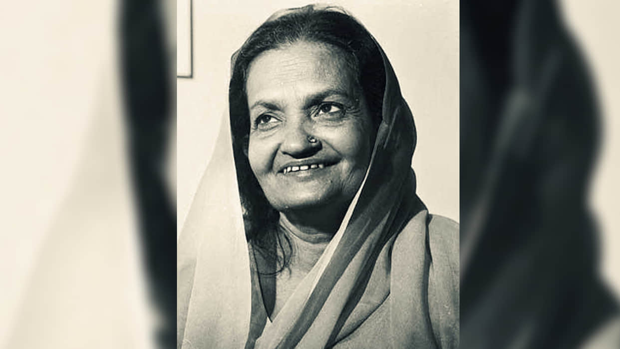 Begum Akhtar Death Anniversary interesting facts about Akhtari Bai Faizabadi known as Mallika-e-Ghazal