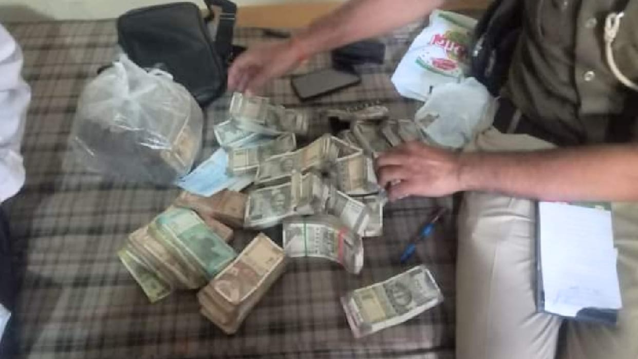 Cash worth Rs 2,11,95,510 seized at various places,  15.73 lakh recovered from two vehicles