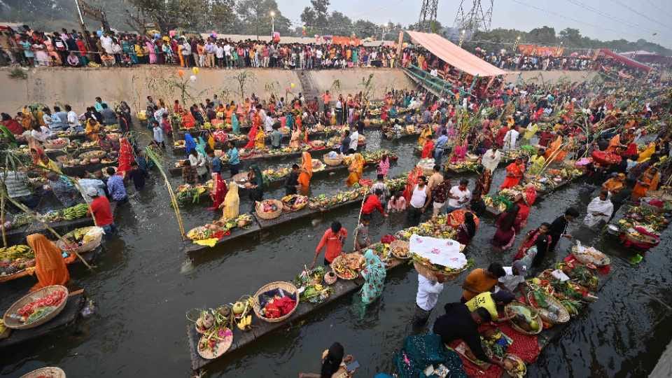 Crowd Of Devotees Gathered At Ghats In Ludhiana for Sandhya Arghya